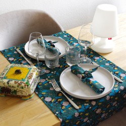 table avec chemin bleu et vert et serviettes bleu vertes deck